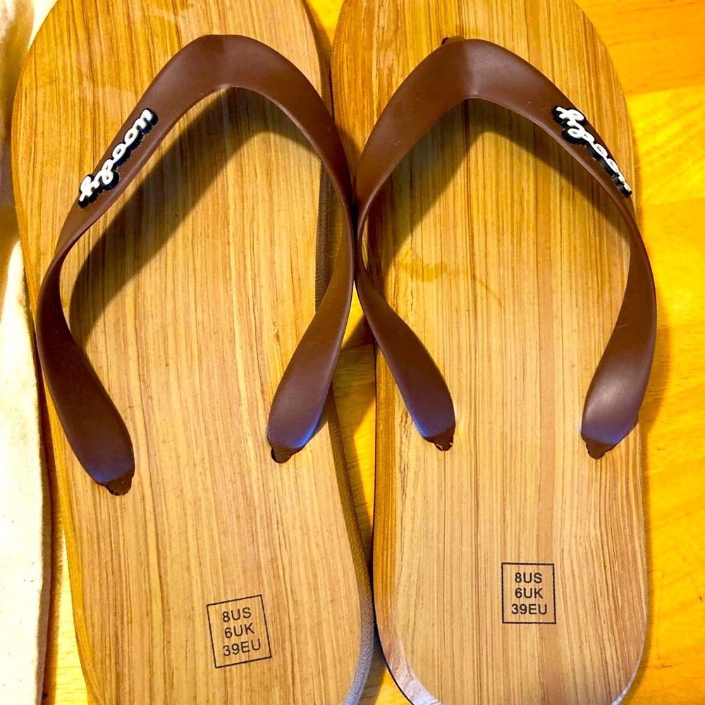 Uoody flip flop sandals and bag - size 8.